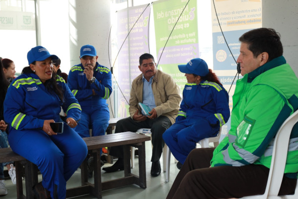 El director de la UAESP, Juan Carlos López, escucha a los habitantes de Mochuelo Alto y Bajo durante su visita a esta zona del sur de Bogotá, aledaña a Doña Juana.