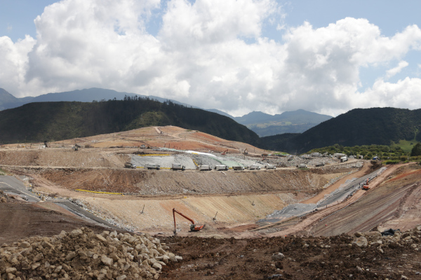 Vista al interior del Predio Doña Juana, ingreso de Camiones a zona de Operación. OAC 2021.