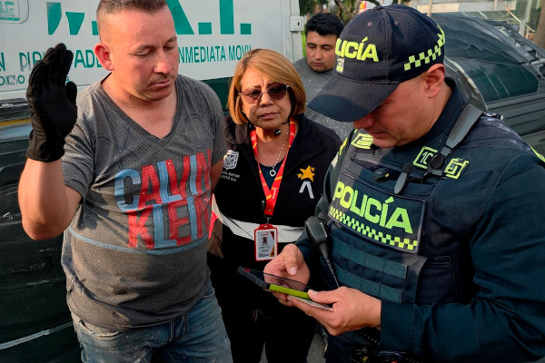 Policía y funcionario distrital