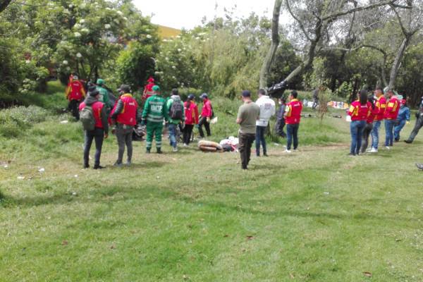 Operadores de aseo Área Limpia y Promoambiental realizan recolección en los separadores ubicados en la Autopista Norte.