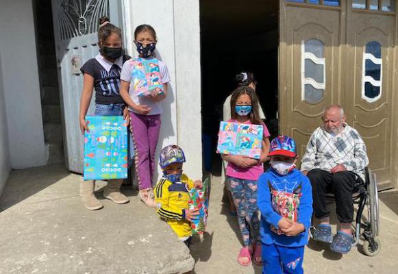 Los niños y niñas de Mochuelo recibieron una sorpresa navideña 