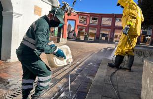 Operarios de aseo realizando lavado en el Chorro de Quevedo.