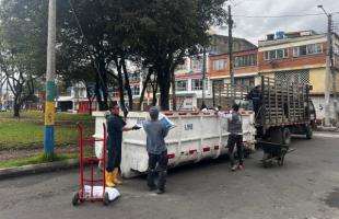Ciudadanos disponiendo residuos de construcción en Ecopunto móvil.