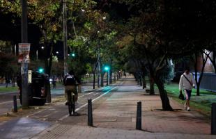 Ciclistas y peatones, transitando la Avenida Ciudad de Cali, a la altura de la calle 154.