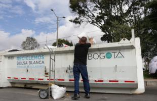 Ciudadano disponiendo adecuadamente escombros en el Ecopunto.