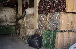 Pacas de plástico en bodega de reciclaje