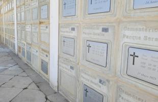 Bóvedas uniformes y limpias en el Cementerio Parque Serafín.