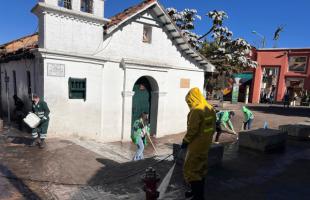 Colaboradores UAESP y operarios de aseo limpiando la plaza del Chorro de Quevedo.