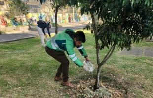 Colaborador UAESP en jornada de riego y limpieza.