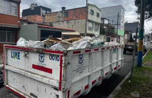 Ecopunto móvil en su máxima capacidad de almacenamiento de RCD.