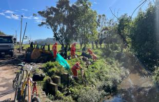 Operarios de Aguas de Bogotá recogiendo residuos mixtos del espacio público.