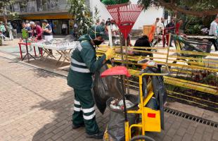 Operario de aseo realizando limpieza en la Carrera Séptima.