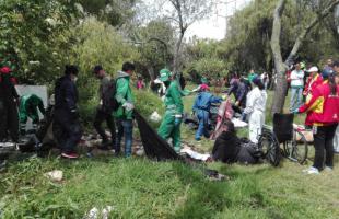 Operadores de aseo Área Limpia y Promoambiental realizan recolección en los separadores ubicados en la Autopista Norte.