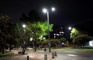  Localidad de suba, foto nocturna de la Avenida Ciudad de Cali, en donde se evidencian calles iluminadas y flujo vehicular.