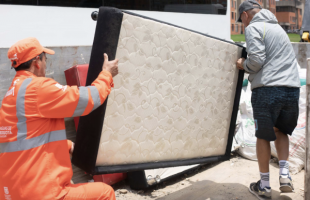 Ciudadano llevando mueble al Ecopunto.
