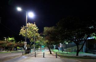 Avenida Ciudad de Cali, a la altura del Colegio Nicolas Buenaventura, en Suba. Foto nocturna, senderos iluminados.