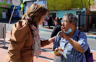 Habitante de Ciudad Bolívar dialogando con la directora UAESP. 