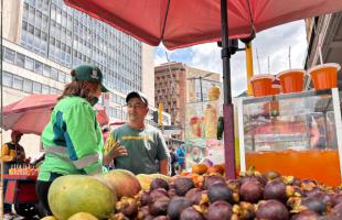 Directora UAESP realizando sensibilización con los vendedoras ambulantes del Centro.