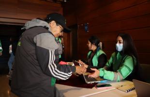 Mujeres se registran al ingreso del Encuentro.