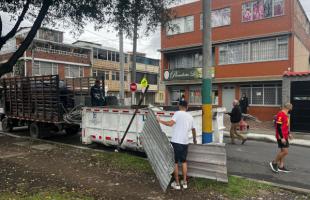 Ciudadano disponiendo gratuita y adecuadamente tejas en el Ecopunto.