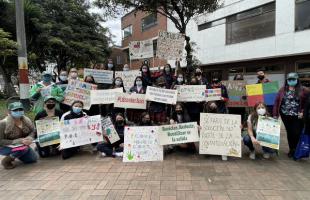 Estudiantes haciendo actividades pedagógicas sobre separación de residuos en el colegio Nuestra Señora del Rosario, localidad Puente Aranda.