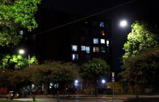 Foto de noche, de un paradero de SITP, en el barrio Turinga de suba. Iluminación led blanca.           