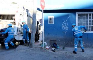 Operarios de aseo realizando limpieza en el barrio Villa Gloria. 
