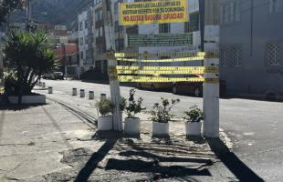 Esquina libre de residuos con avisos que invitan a la ciudadanía a no arrojar basura.