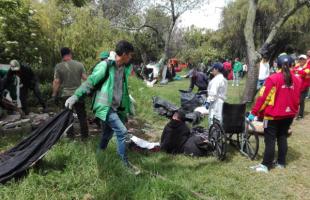 Operadores de aseo Área Limpia y Promoambiental realizan recolección en los separadores ubicados en la Autopista Norte.