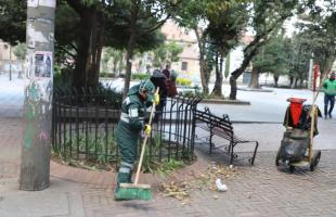 Operario de aseo limpiando el Parque Santander.