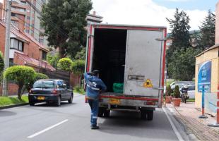 Señor de la ruta de recolección subiendose al camión luego de recoger los residuos orgánicos.