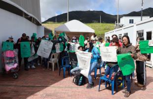 Los estudiantes de la UNAD muestran las tres diferentes bolsas en donde se depositan los residuos.