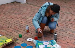 Estudiante de la UNAD trabaja con material reutilizable que sirve de adorno para el árbol de Navidad.