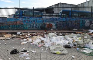 Operarios de aseo recuperan y limpian una calle que se había convertido en un botadero de basura. 