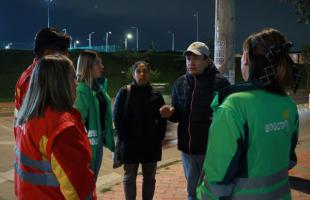 Miembros de la comunidad, la Alcaldía Local de Suba y la UAESP, socializando las necesidades de alumbrado público en el sector.