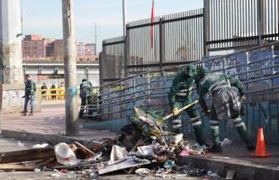 Operarios de aseo recuperan y limpian una calle que se había convertido en un botadero de basura. 