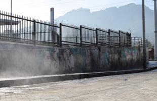 Operarios de aseo recuperan y limpian una calle que se había convertido en un botadero de basura. 