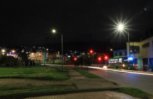 Imagen de las nuevas luminarias que mejoran en entorno nocturno del parque Bochica Sur en la Calle 48P Sur con Carrera Quinta A.