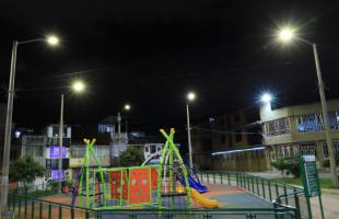 Panorámica de una de las zonas verdes del Parque Bochica Sur, tras el proceso de expansión del alumbrado público. En la zona la percepción de colores durante las noches son mejores gracias a las luminarias tecnología led instaladas en el lugar.