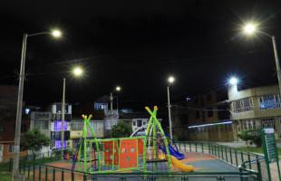 Imagen de 5 de las 16 nuevas luminarias que se instalaron en los dos parques de los barrios Bochica Sur y Marruecos de la localidad de Rafael Uribe Uribe. Evidencias de las mejoras de iluminación que realizamos durante 2022 en entornos deportivos.