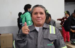 Foto en el exterior de una bodega luciendo el uniforme que ha sido entregado.