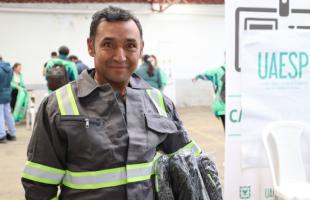 Foto en el exterior de una bodega luciendo el uniforme que ha sido entregado.