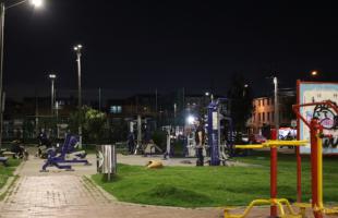 Imagen de cuatro luminarias en una de las zonas verdes del Parque Miami.  En este espacio se mejoró la iluminación para permitir la recreación de vecinos y residentes que llegan con sus mascotas.