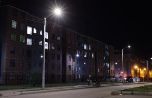 Imagen de tres de las 20 nuevas luminarias tecnología led que fueron instaladas en la Carrera 91 para mejorar la iluminación de calles, andenes y zonas verdes aledañas a los conjuntos residenciales Parques de Bogotá Guayacán, Eucalipto, Campano y Unimalandia.