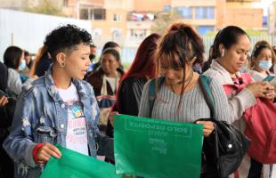 Durante la jornada de sensibilización, entregamos bolsas blancas, negras y verdes para explicar a los usuarios de Transmilenio, la importancia de separar los residuos desde casa, el lugar de estudio o trabajo.