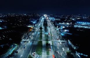 Imagen aérea nocturna que evidencia la modernización del alumbrado público en la Avenida de Las Américas con Carrera 53. En esta zona se instalaron luminarias led de alta potencia para garantizar una correcta iluminación de asceras, ciclorrutas, carriles vehiculares, intersecciones viales y puentes peatonales. 