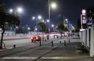 Imagen de la zona peatonal y ciclorruta norte de la Avenida de Las Américas con Carrera 53F. En esta zona se priorizó con estudios fotométricos la iluminación del puente peatonal y paradero del SITP que es usado por miles de ciudadanos para acceder al transporte público hacia las localidades de Bosa y Kennedy, así como los municipios de la Sabana Occidental como Mosquera, Funza, Madrid, Bojacá y otros.