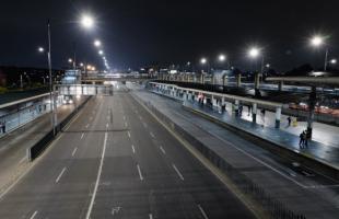 Imagen de la Avenida de Las Américas con Carrera 79 frente a la estación de TransMilenio Banderas. Para la nueva iluminación pública led en esta zona fueron instalados soportes más amplios para proyectar mejor la potencia de las bombillas y garantizar un mejor servicio en los separadores más amplios de este corredor vial. 