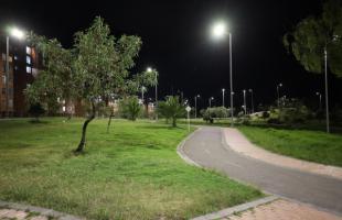 Alumbrado público del Parque Ecológico Cantarrana en el sur de Bogotá. Se observan varias luminarias tipo led ( luz blanca) en el escenario deportivo y recreativo, lo que brinda mejor seguridad y ahorro energético.