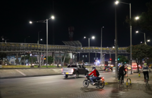 Imagen de la Autopista Sur sector Bosa Estación. Con la modernización del alumbrado público a tecnología led, mejoramos la iluminación de acceso a los puentes peatonales de la estación de TransMilenio Bosa.